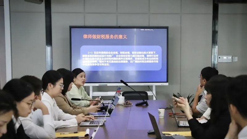 企业需准备以下材料向税务机关申报税务登记变更：